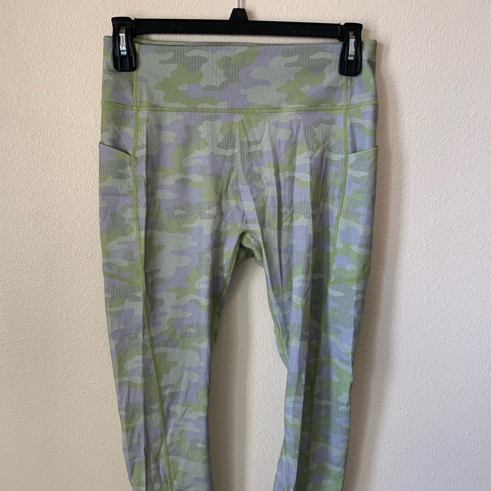 Fabletics patterned activewear set - Picture 4 of 5